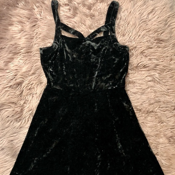Black Velvet Dress! 🖤 - Picture 2 of 8